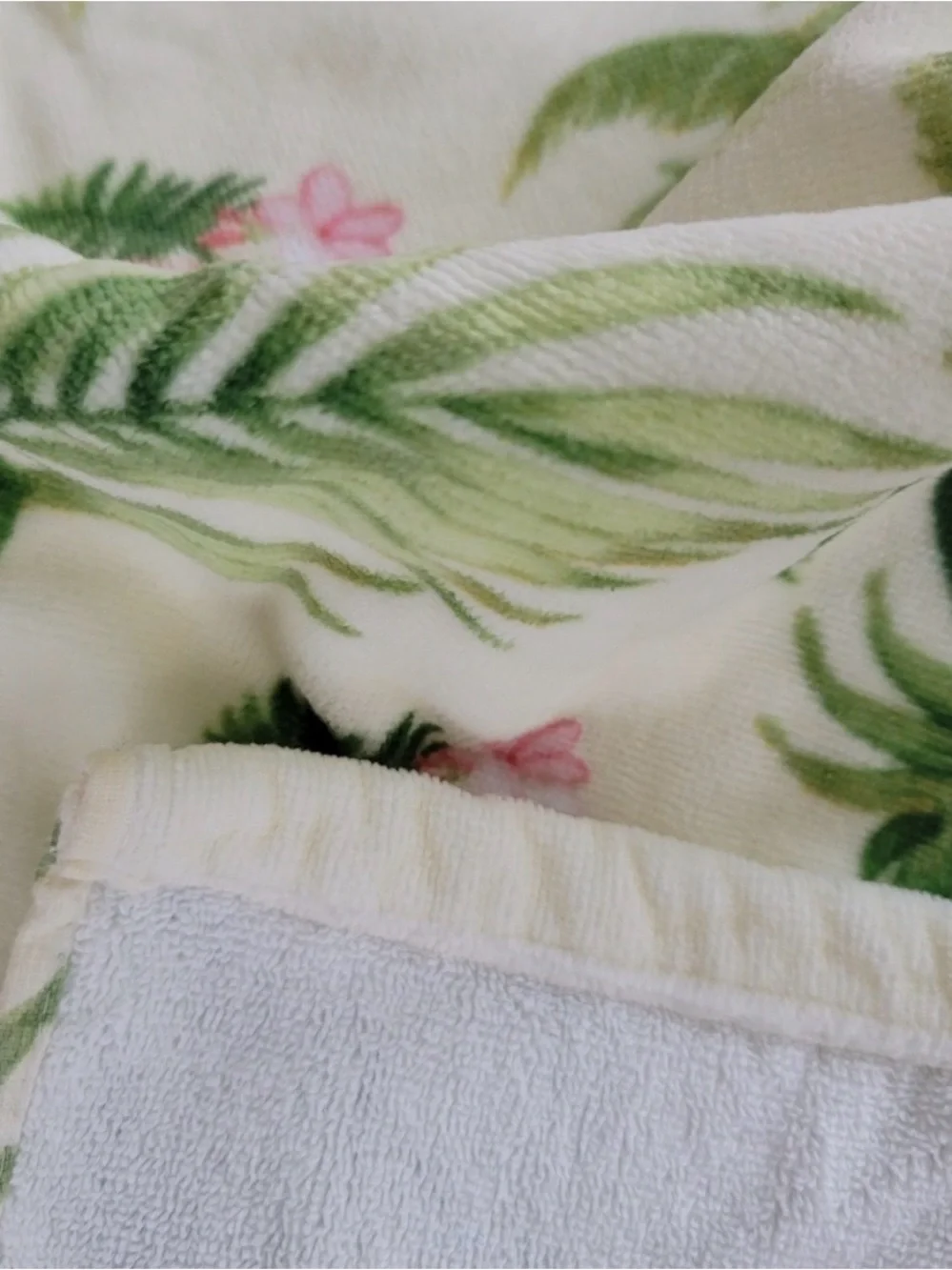 Tommy Bahama Hibiscus Grove Beach Bath Towel Palm Pineapple Floral Tropic